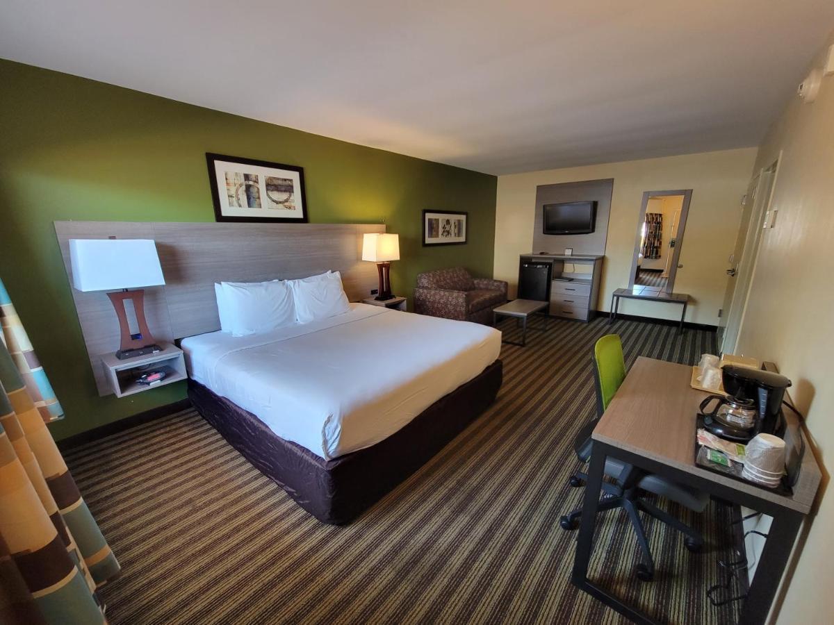 Quality Flamingo Inn 3*